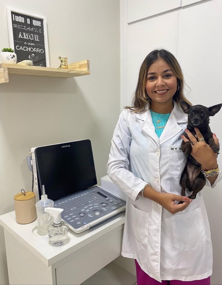 Dra. Nathiely Carini em atendimento veterinário