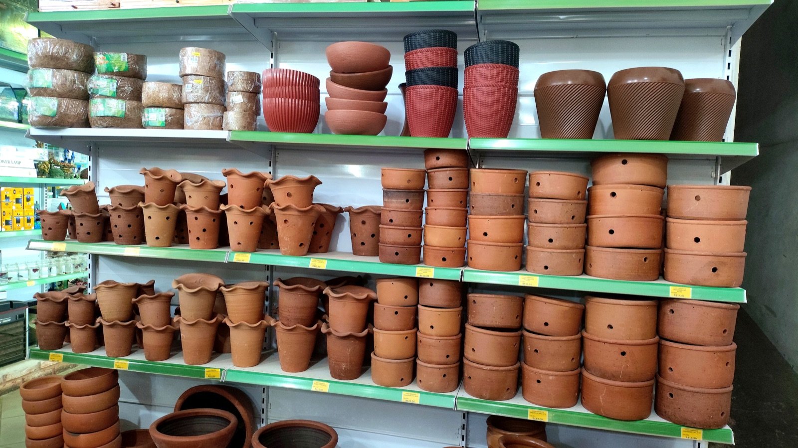 Vasos e itens de jardinagem disponíveis na Flor da Terra